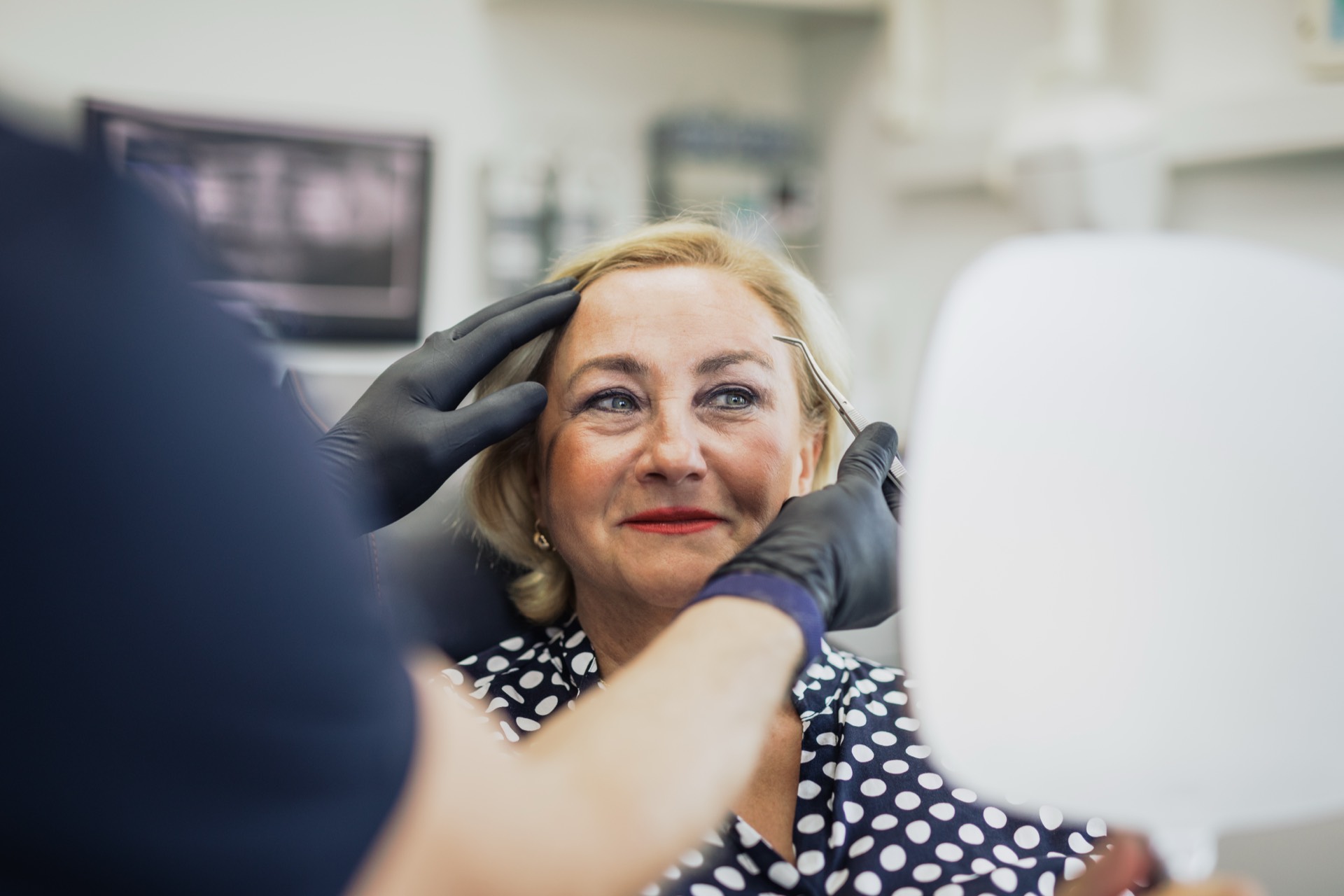 Untersuchung der Augenpartie vor der Lidstraffung in der Stadtwald Klinik