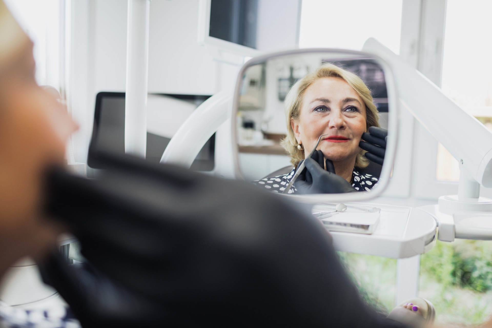 Kontrolle der Lippenkonturen im Spiegel in der Stadtwald Klinik Krefeld
