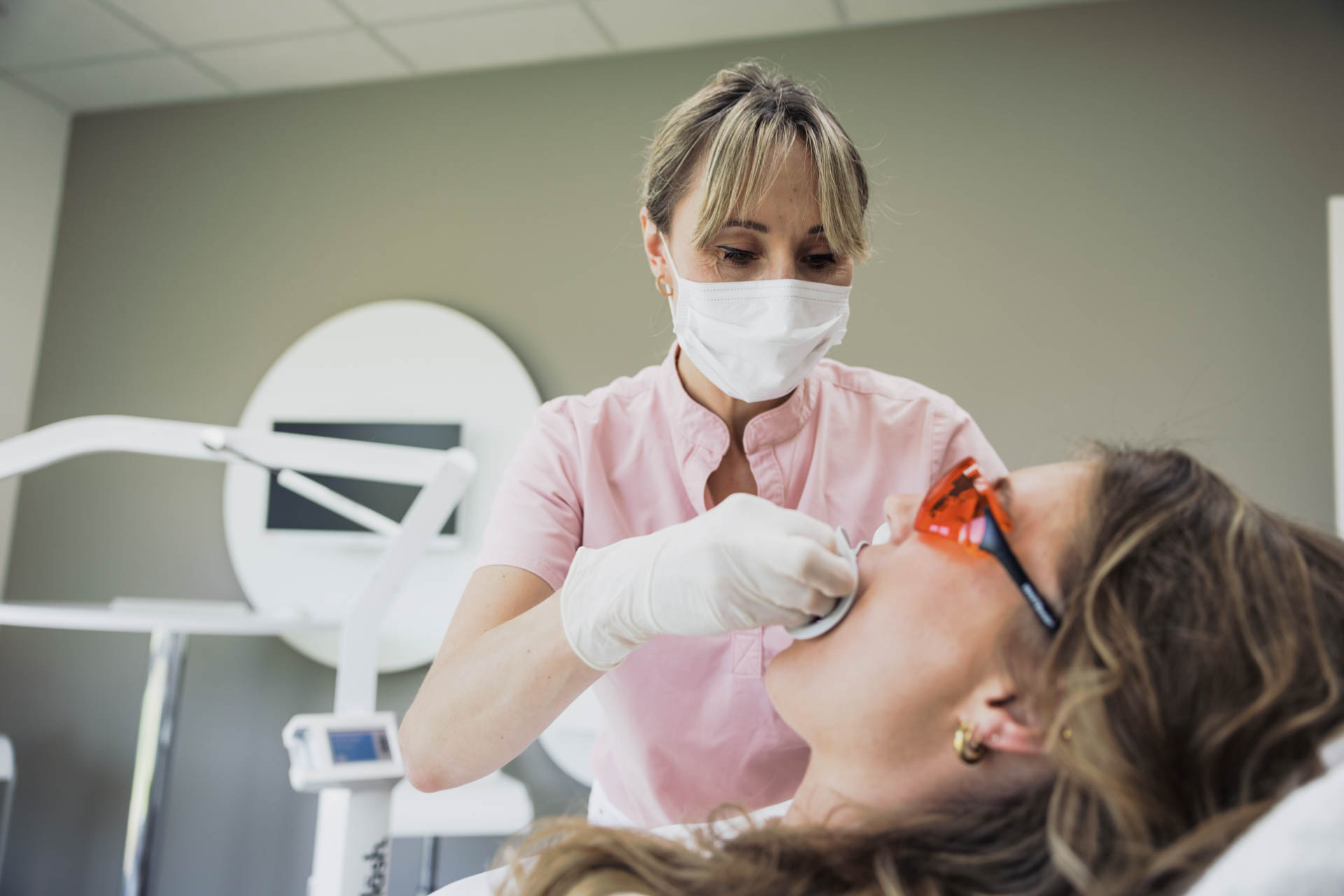 Anwendung des Bleaching-Gels in der Stadtwald Klinik