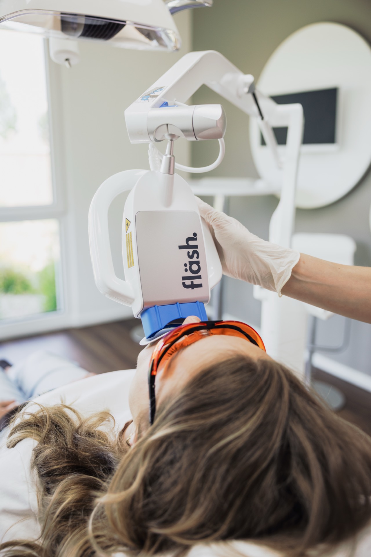 Bleaching-Behandlung mit der Aufhellungslampe in der Stadtwald Klinik