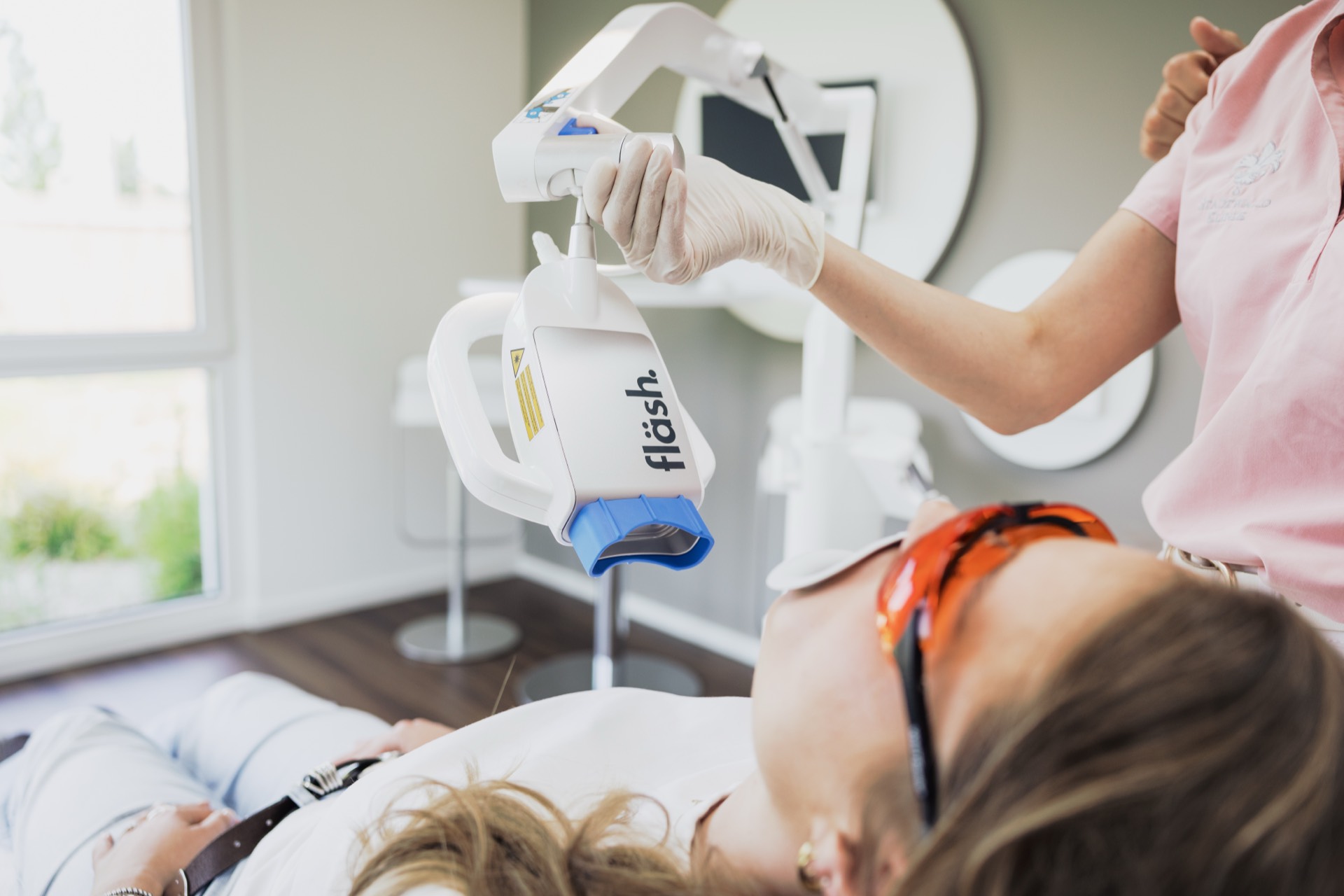 Zahnaufhellung mit der Bleaching-Lampe in der Stadtwald Klinik