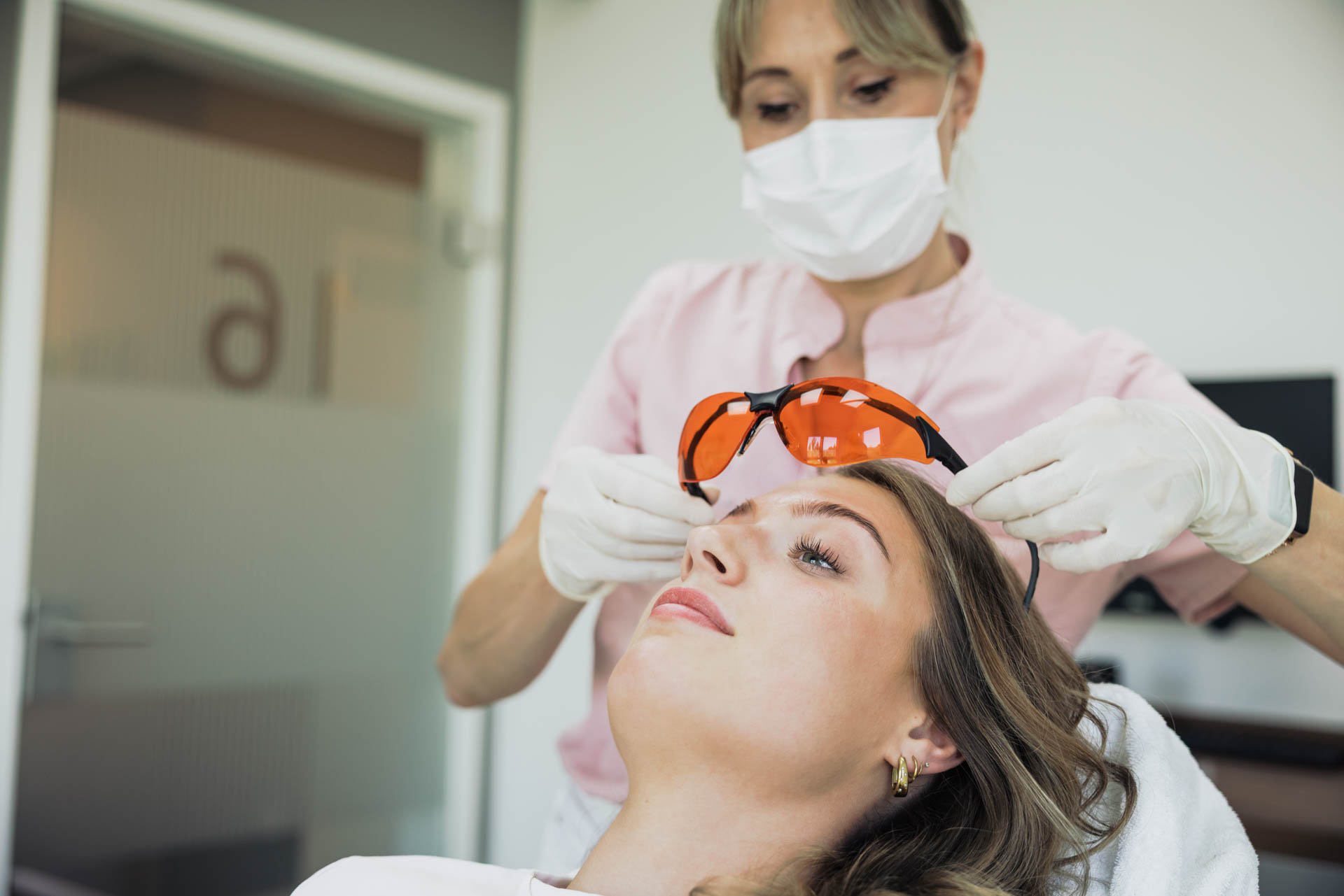 Sichere Vorbereitung mit Schutzbrille vor dem Bleaching in der Stadtwald Klinik