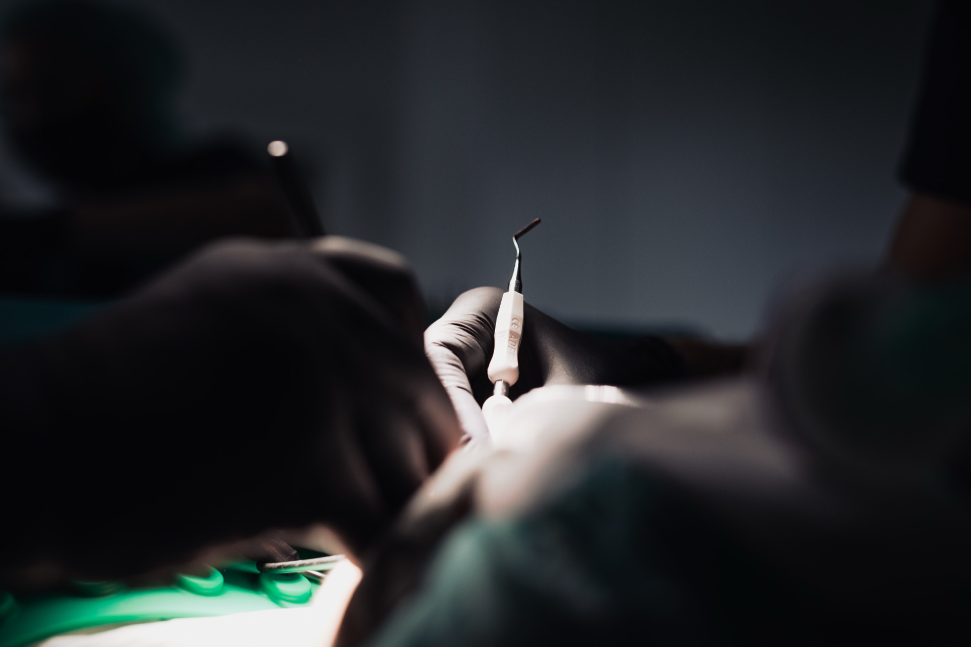 Spezialinstrument bei der Wurzelkanalbehandlung in der Stadtwald Klinik