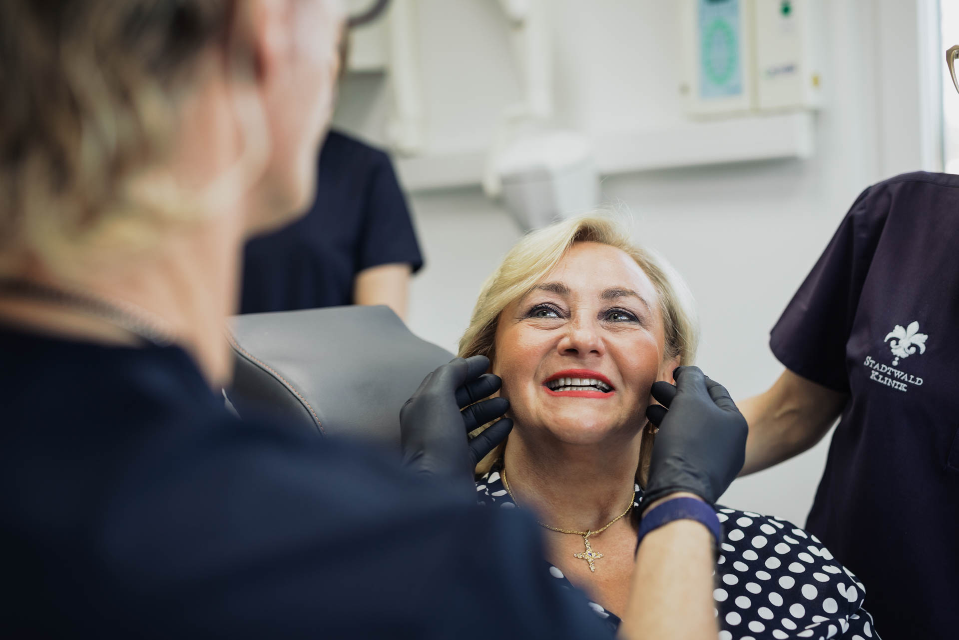 Natürliches Lächeln nach Gummy-Smile-Korrektur in der Stadtwald Klinik