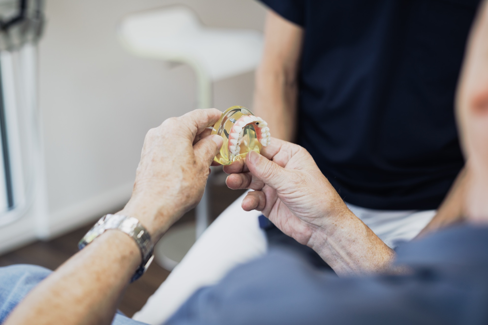 Patientengespräch zur Implantatversorgung in der Stadtwald Klinik