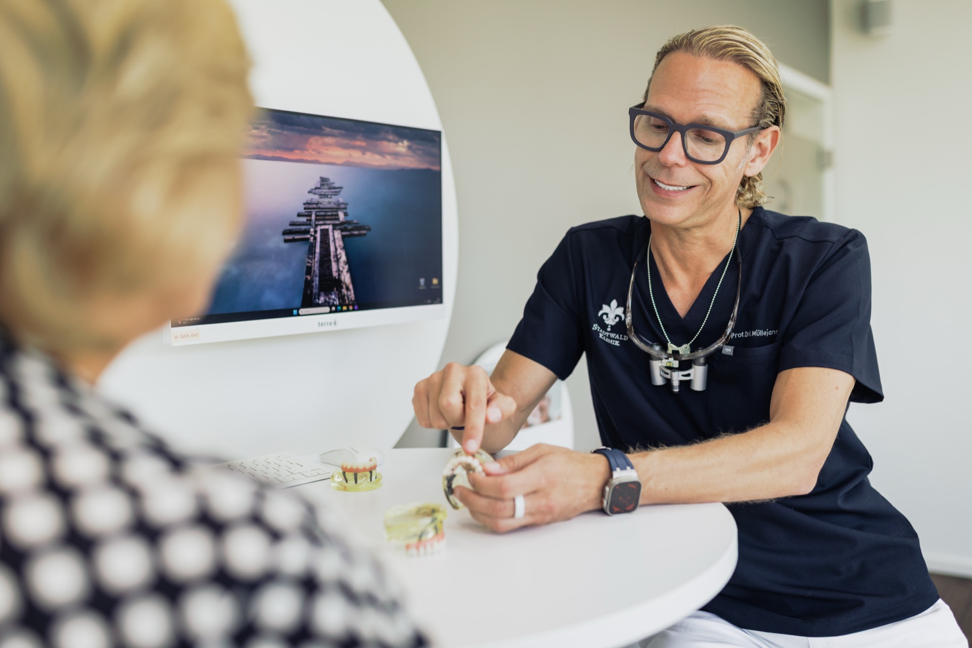 Implantatberatung mit Anschauungsmodell in der Stadtwald Klinik